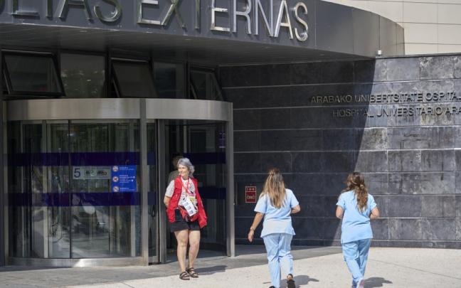 Entrada a las consultas externas del Hospital Universitario de Araba.