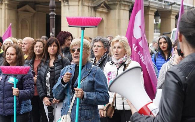 Trabajadoras de la limpieza de edificios municipales en una manifestación.