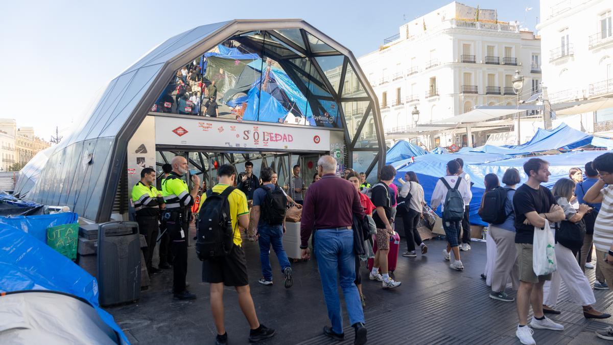 Varias personas en la estación de metro de Sol, en la Puerta del Sol.