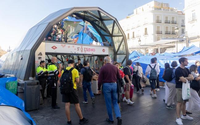 Varias personas en la estación de metro de Sol, en la Puerta del Sol.