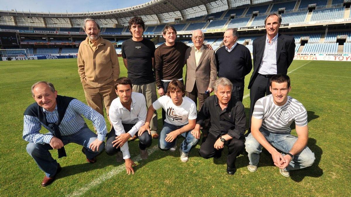 Alkiza posa en Anoeta con históricos jugadores txuri-urdin en el marco del centenario de la Real