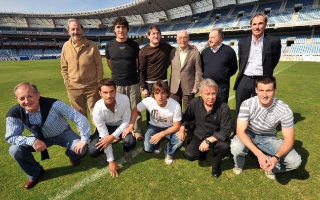 Alkiza posa en Anoeta con históricos jugadores txuri-urdin en el marco del centenario de la Real