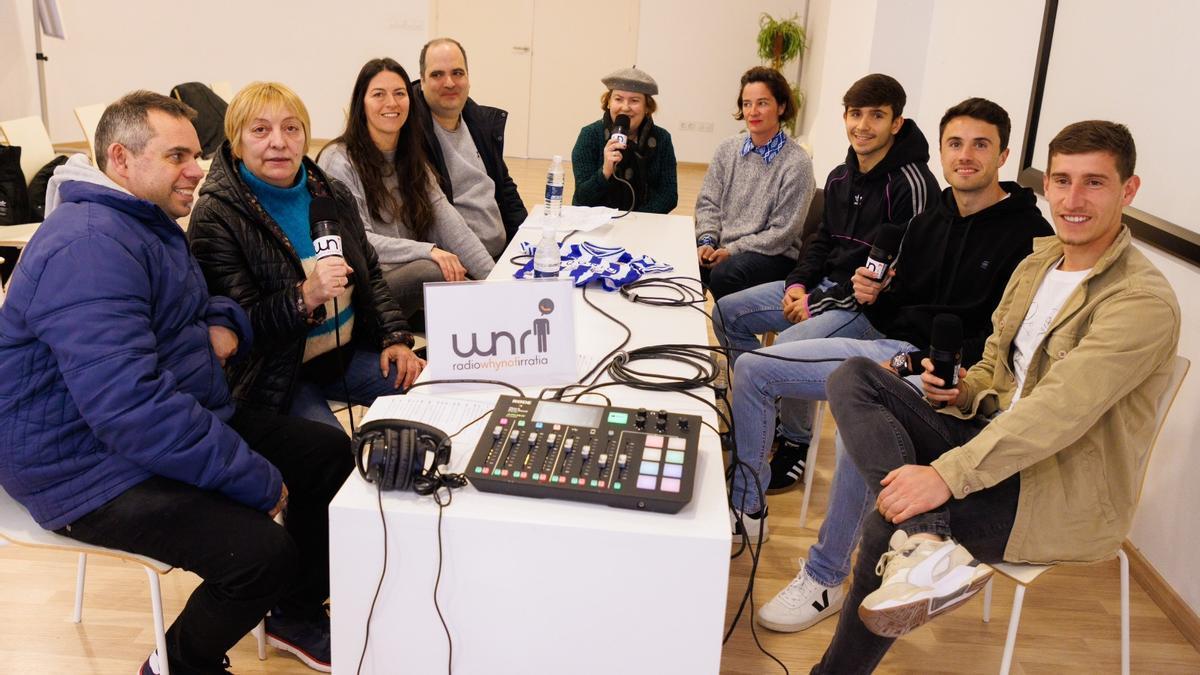 Pablo Marín, Ander Guevara y Aihen Muñoz junto a los miembros de Fundación Why Not, cuya radio celebra su décimo aniversario