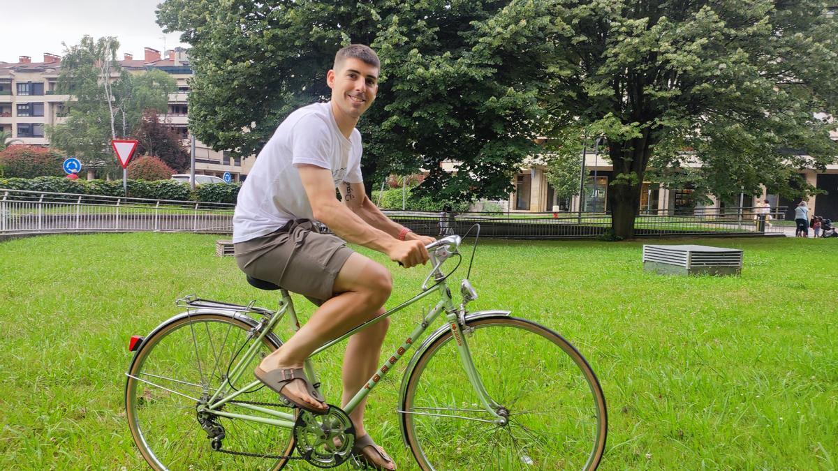 Imanol Arizmendi, con la bicicleta con la que se desenvuelve por las calles de Azpeitia.