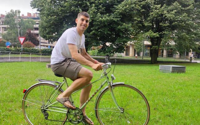 Imanol Arizmendi, con la bicicleta con la que se desenvuelve por las calles de Azpeitia.