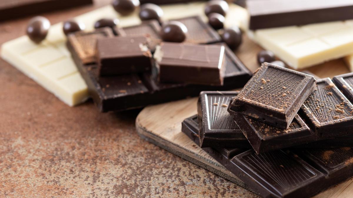 Una bandeja con distintas variedades de chocolate