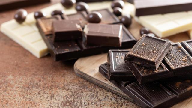 Una bandeja con distintas variedades de chocolate