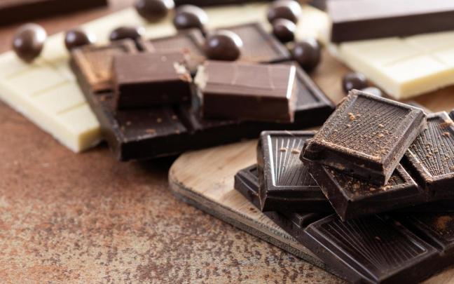 Una bandeja con distintas variedades de chocolate