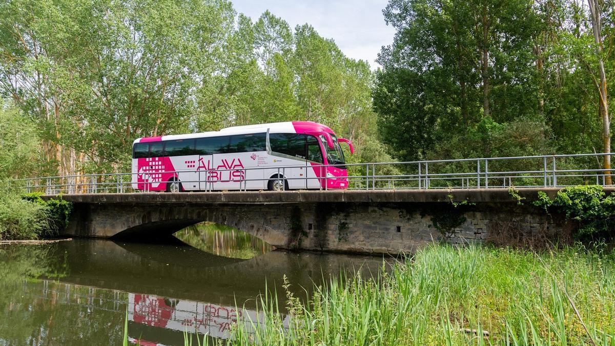Alavabusen Gasteiz-Logroño linearen eskaintza hobetuko da asteazkenetik udako ordutegia abiatuta.