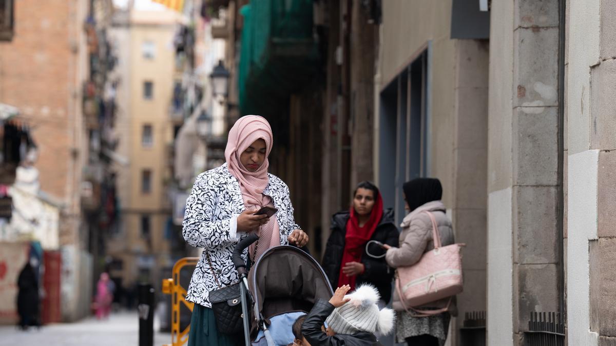 Una mujer con hiyab paseando por Barcelona.