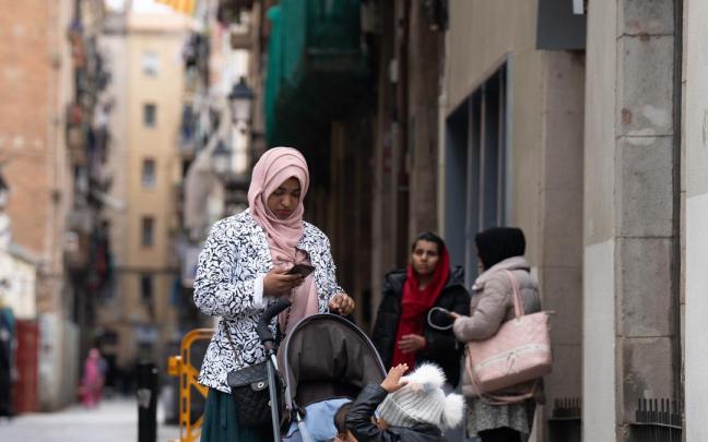 Una mujer con hiyab paseando por Barcelona.