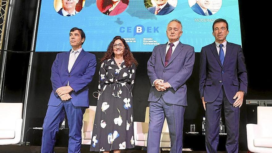 Arriola, Carabel, Pradera y el moderador, Juanjo Álvarez, ayer en Bilbao. | FOTO: JUAN LAZKANO