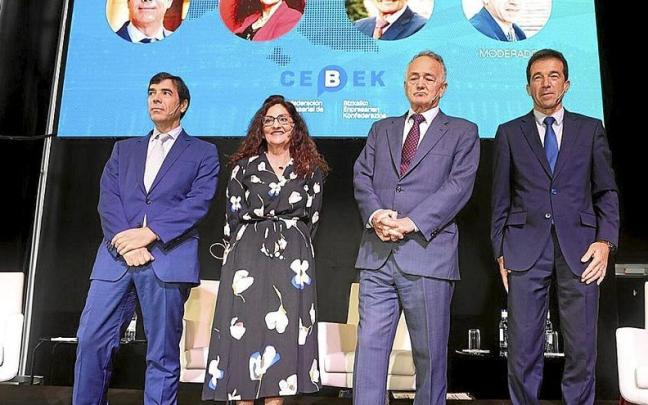 Arriola, Carabel, Pradera y el moderador, Juanjo Álvarez, ayer en Bilbao. | FOTO: JUAN LAZKANO