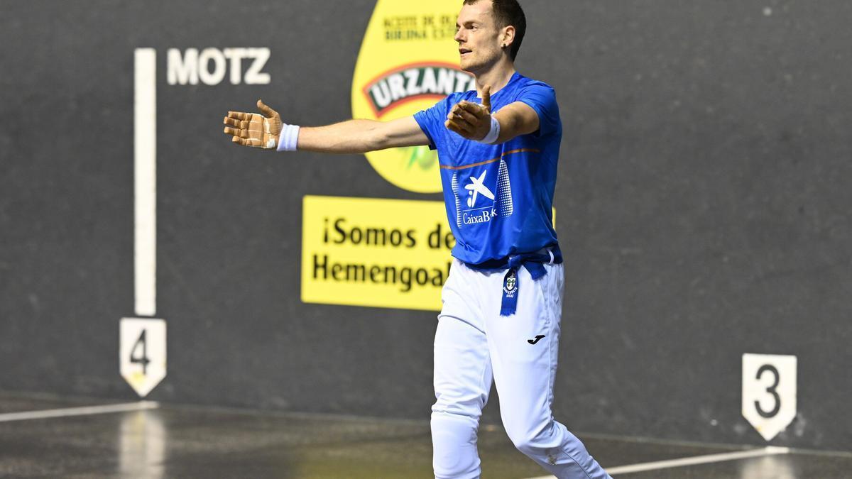 Iñaki Artola y Unai Laso, en la semifinal del Manomanista que ganó el alegiarra en el Atano III de Donostia.