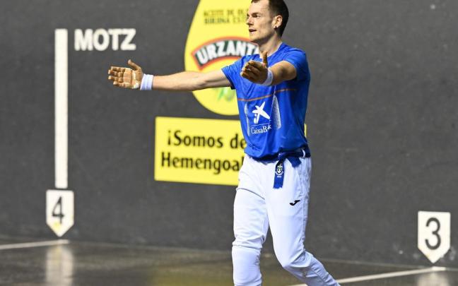 Iñaki Artola y Unai Laso, en la semifinal del Manomanista que ganó el alegiarra en el Atano III de Donostia.