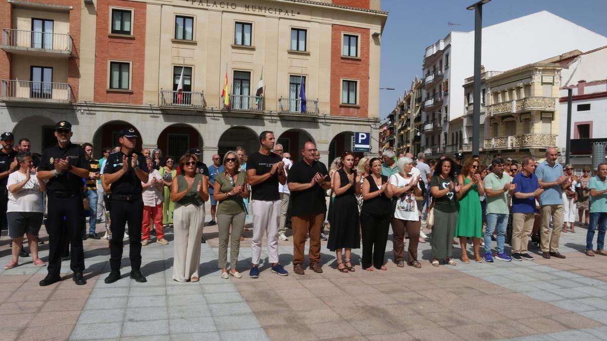 Minuto de silencio en Don Benito por el asesinato de una mujer