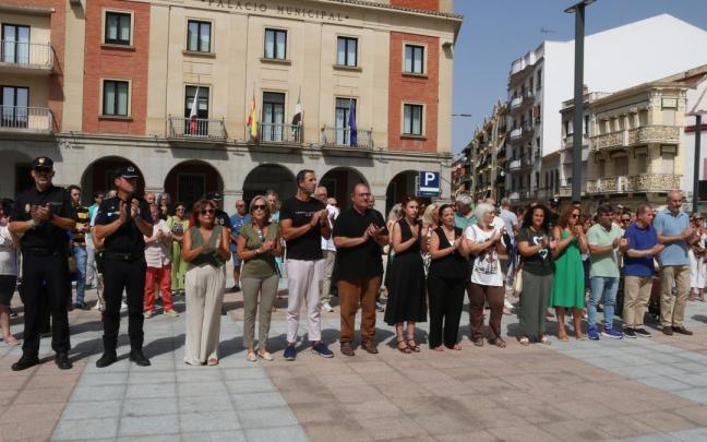 Minuto de silencio en Don Benito por el asesinato de una mujer