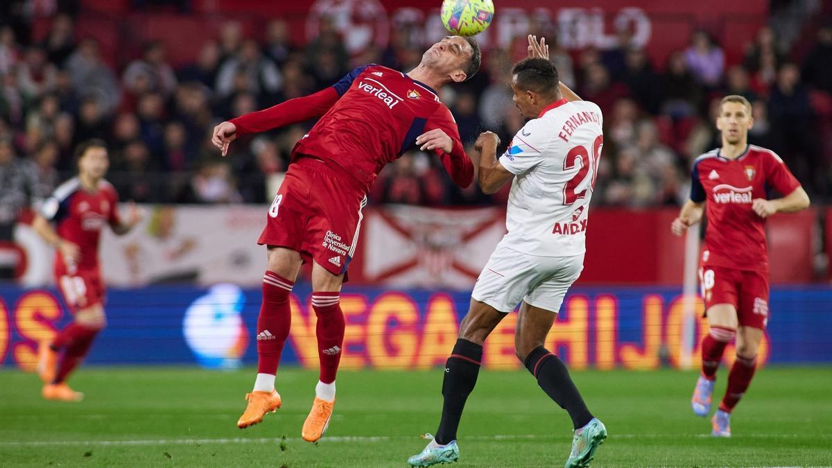 Kike García peina un balón