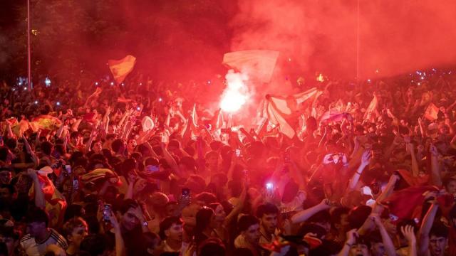 Aficionados españoles celebran la victoria de la selección española.