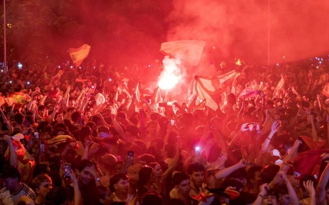 Aficionados españoles celebran la victoria de la selección española.