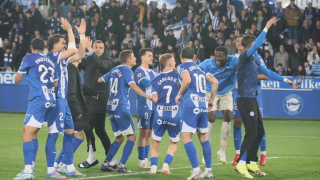 Los jugadores del Deportivo Alavés celebrando la victoria ante la Real Sociedad. Foto: DNA