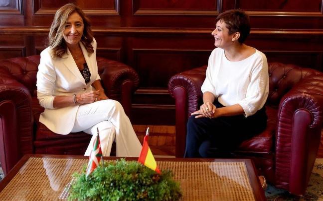 La consejera de Gobernanza Pública y Autogobiero, Olatz Garamendi, y la ministra de Política Territorial en funciones, Isabel Rodríguez, en una foto de archivo.