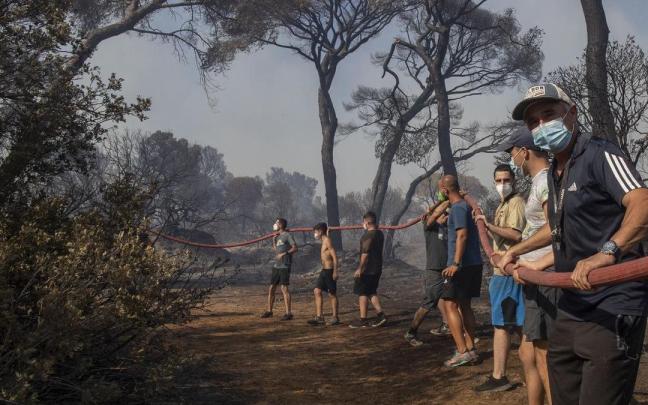Vecinos y bomberos se afanan por apagar el incendio en Puerto Real. Vecinos y bomberos se afanan por apagar el incendio en Puerto Real.