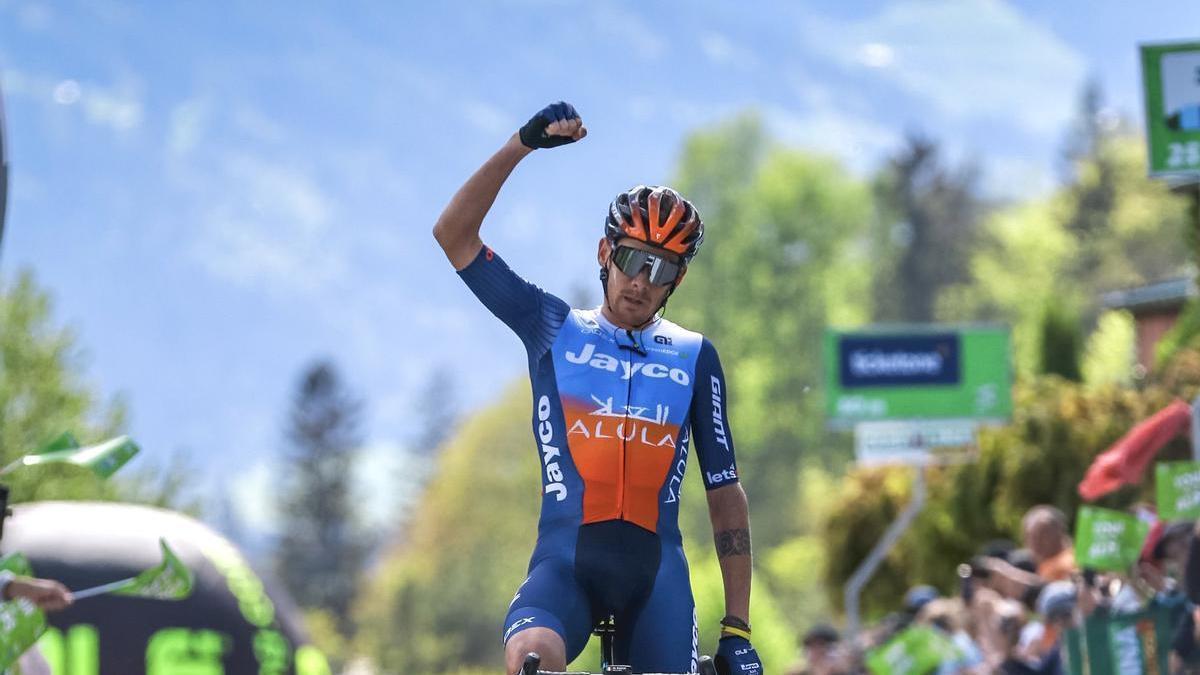 De Marchi festeja la victoria en la segunda etapa del Tour de los Alpes.
