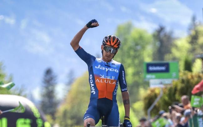 De Marchi festeja la victoria en la segunda etapa del Tour de los Alpes.