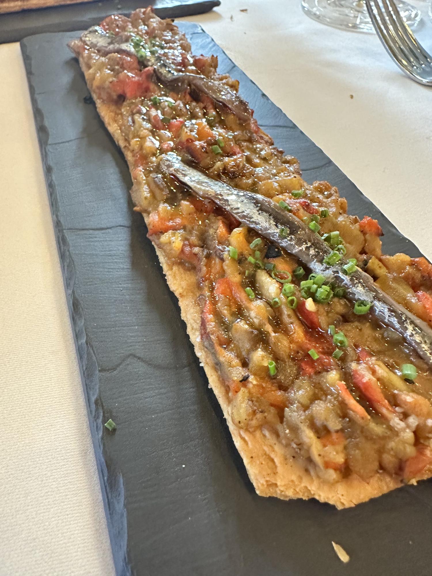 Escalibada con anchoas, en La Venta.