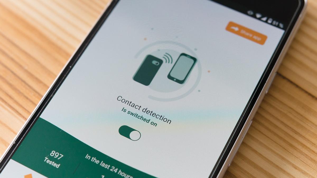Pantalla de un móvil mientras se conecta con otro dispositivo.