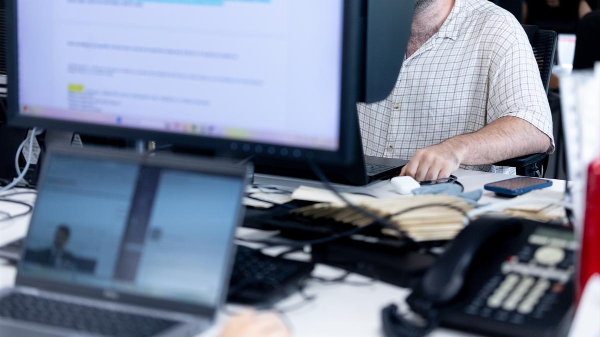 Un trabajador en una oficina.
