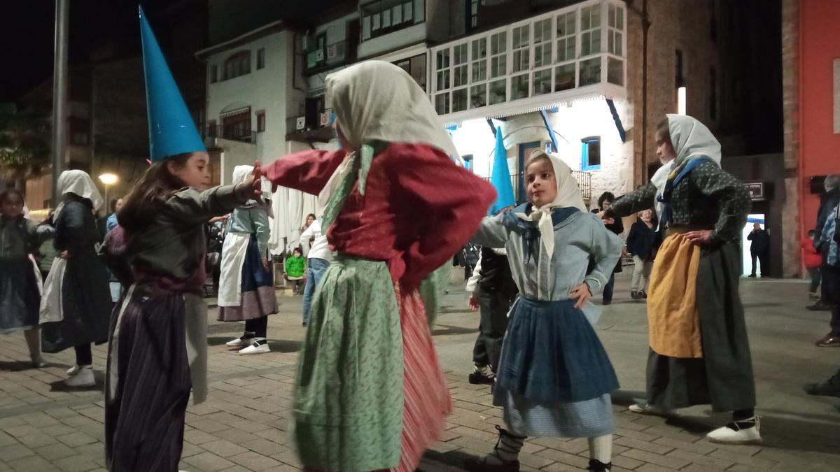 Representación de Sorgin Dantza por el alumnado de la musika eskola.