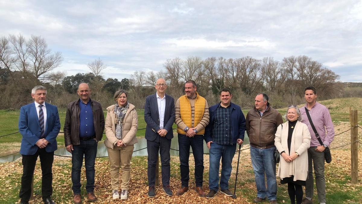 Las autoridades, ayer en el humedal de La Mezana