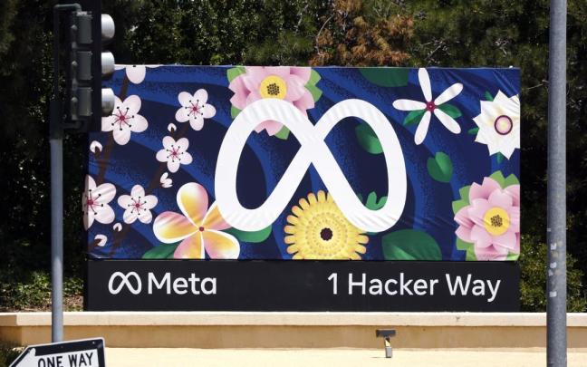 Logo de Meta en la oficina central de Facebook en Menlo Park. Logo de Meta en la oficina central de Facebook en Menlo Park.