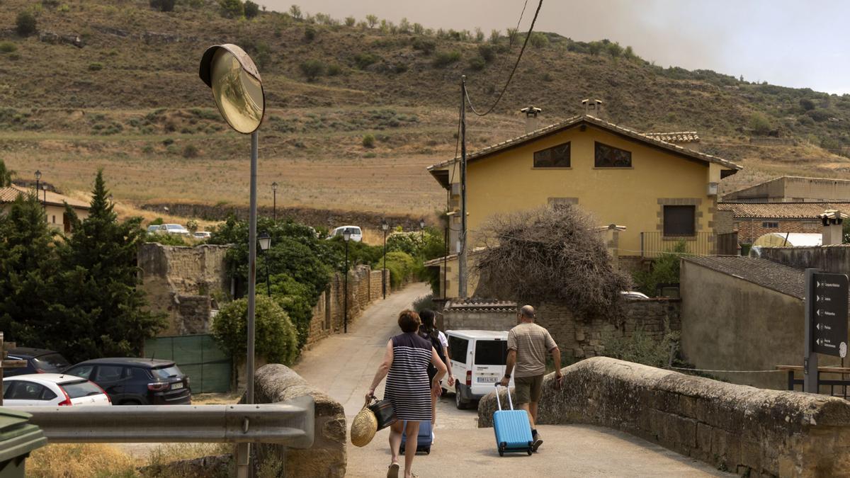 Vecinos de Uncastillo, Zaragoza, desalojados por el incendio.