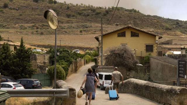 Vecinos de Uncastillo, Zaragoza, desalojados por el incendio.
