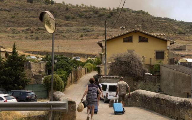 Vecinos de Uncastillo, Zaragoza, desalojados por el incendio.