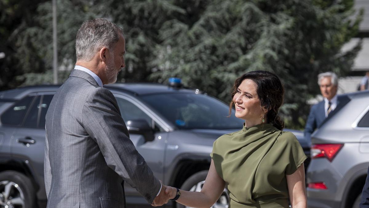 El rey español, Felipe VI, con la presidenta de la Comunidad de Madrid, Isabel Díaz Ayuso