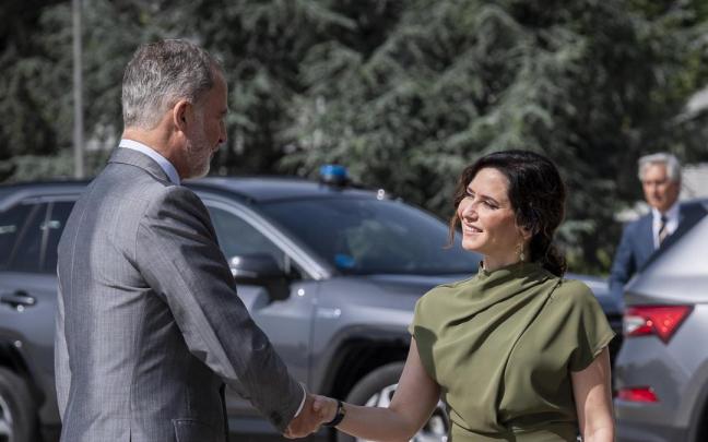 El rey español, Felipe VI, con la presidenta de la Comunidad de Madrid, Isabel Díaz Ayuso