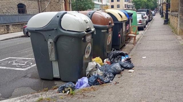 Bolsas de basura acumuladas junto a varios contenedores en Zarautz.