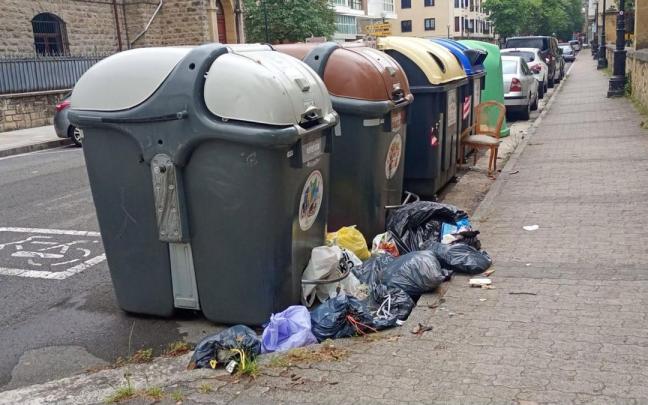 Bolsas de basura acumuladas junto a varios contenedores en Zarautz.