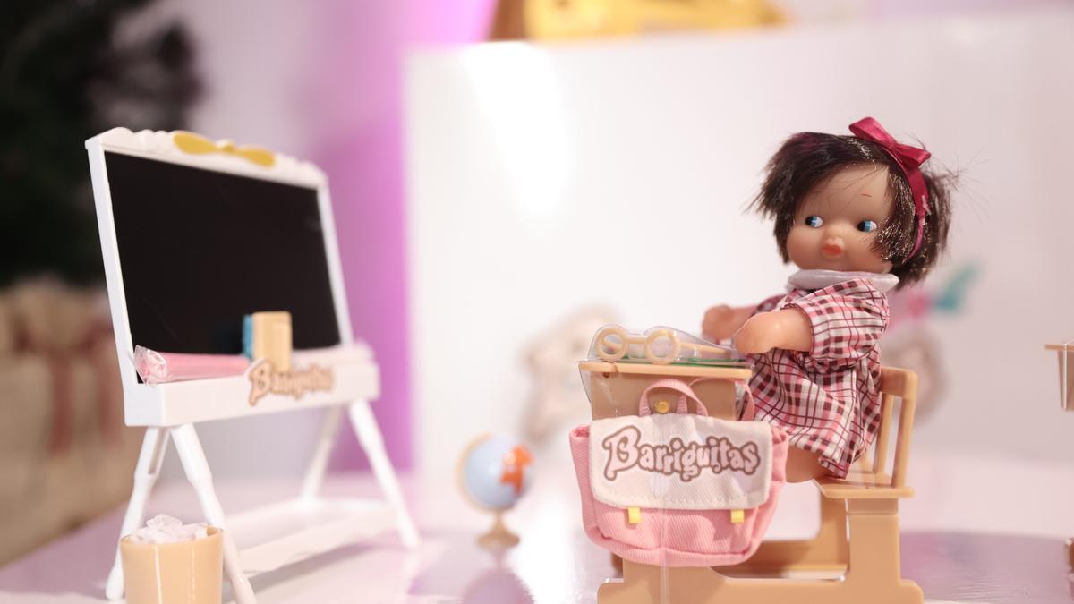 Una muñeca Barriguitas de Famosa en una juguetería.