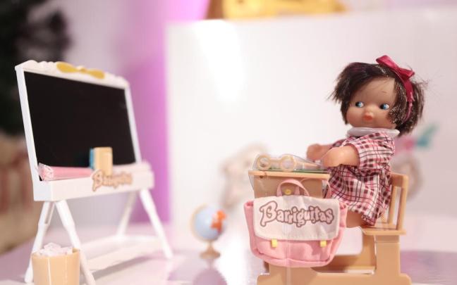 Una muñeca Barriguitas de Famosa en una juguetería.