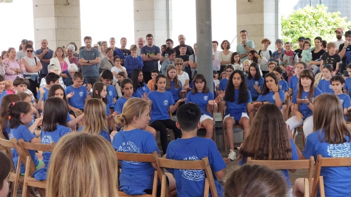 Alumnos y alumnas de musika eskola en el concierto de fin de curso del año pasado.