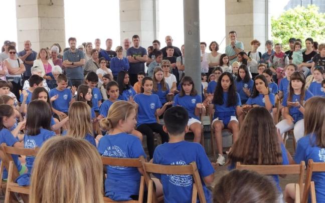 Alumnos y alumnas de musika eskola en el concierto de fin de curso del año pasado.