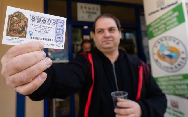 Un agraciado el año pasado muestra su número premiado.