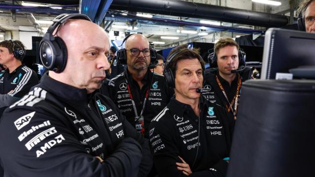 Toto Wolff, jefe de Mercedes, rodeado por sus compañeros.