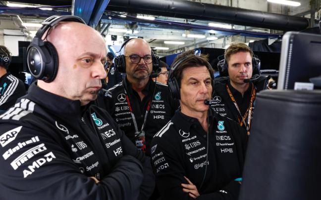 Toto Wolff, jefe de Mercedes, rodeado por sus compañeros.