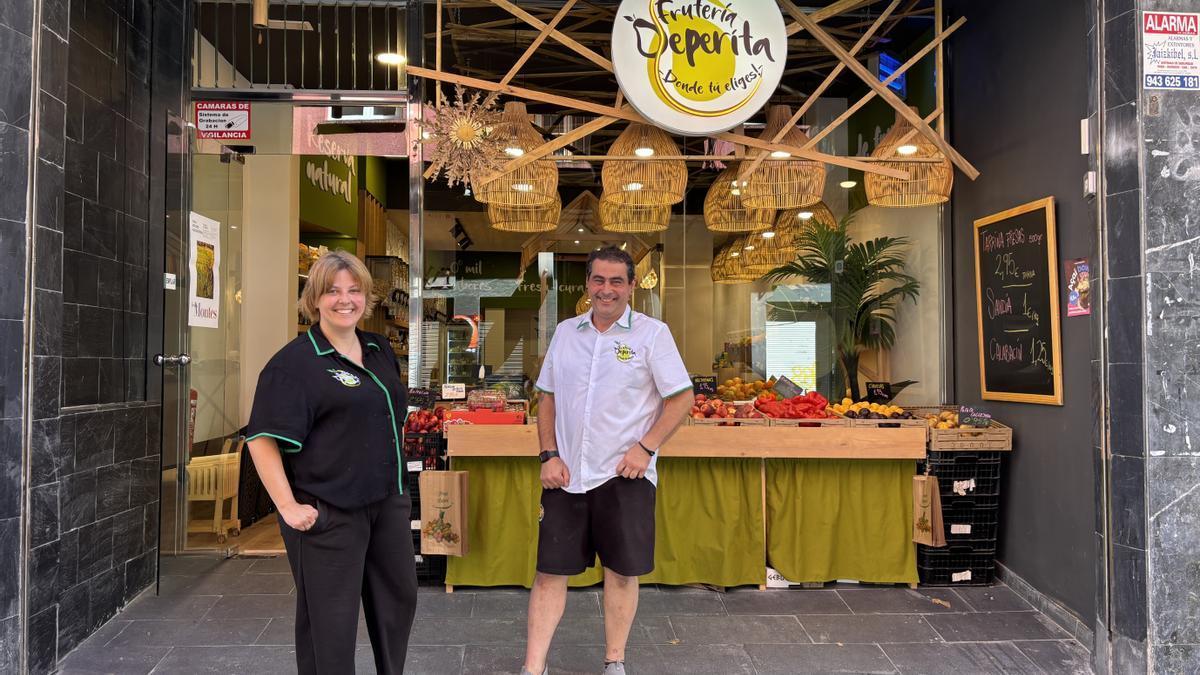 Patricia Docarmo y Víctor Ortega frente a la nueva frutería Deperita, en la calle Juan Arana.